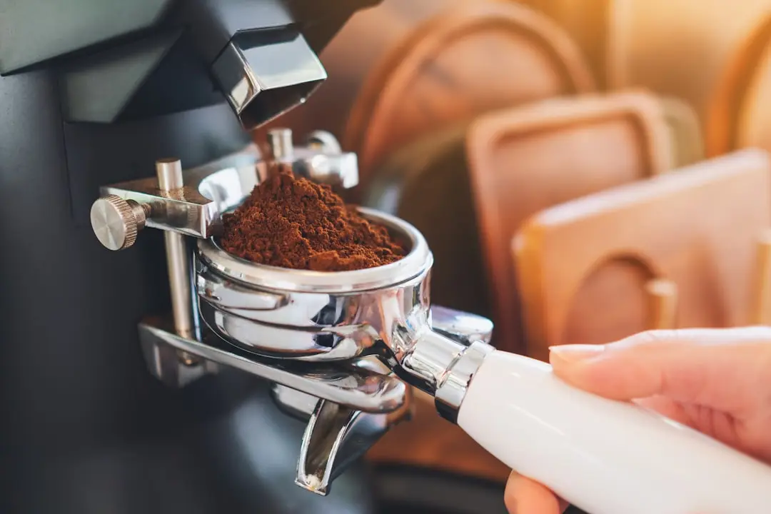 Så här avkalkar du kaffebryggaren med citronsyra – enkelt och billigt illustration